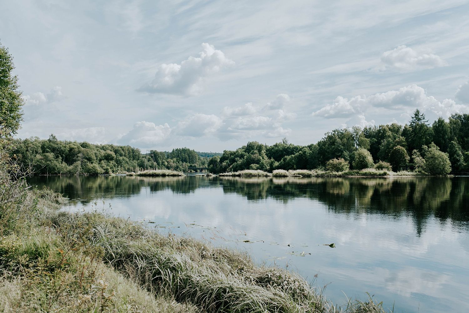 Malin och Olas bröllop i Nedre Ulleruds kyrka. Bröllopsfotograf i Karlstad Rebecca Nordin.