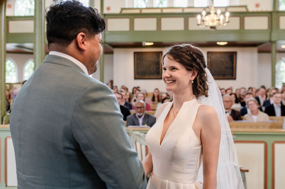 Geloften van de bruid tijdens de evangelische inzegeningsdienst van bruid en bruidegom in Huizen