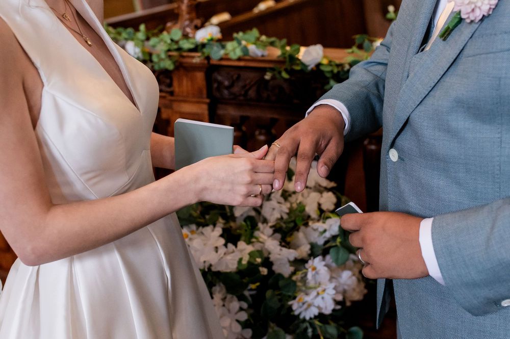 Ringenoverhandiging tijdens de evangelische inzegeningsdienst van bruid en bruidegom in Huizen