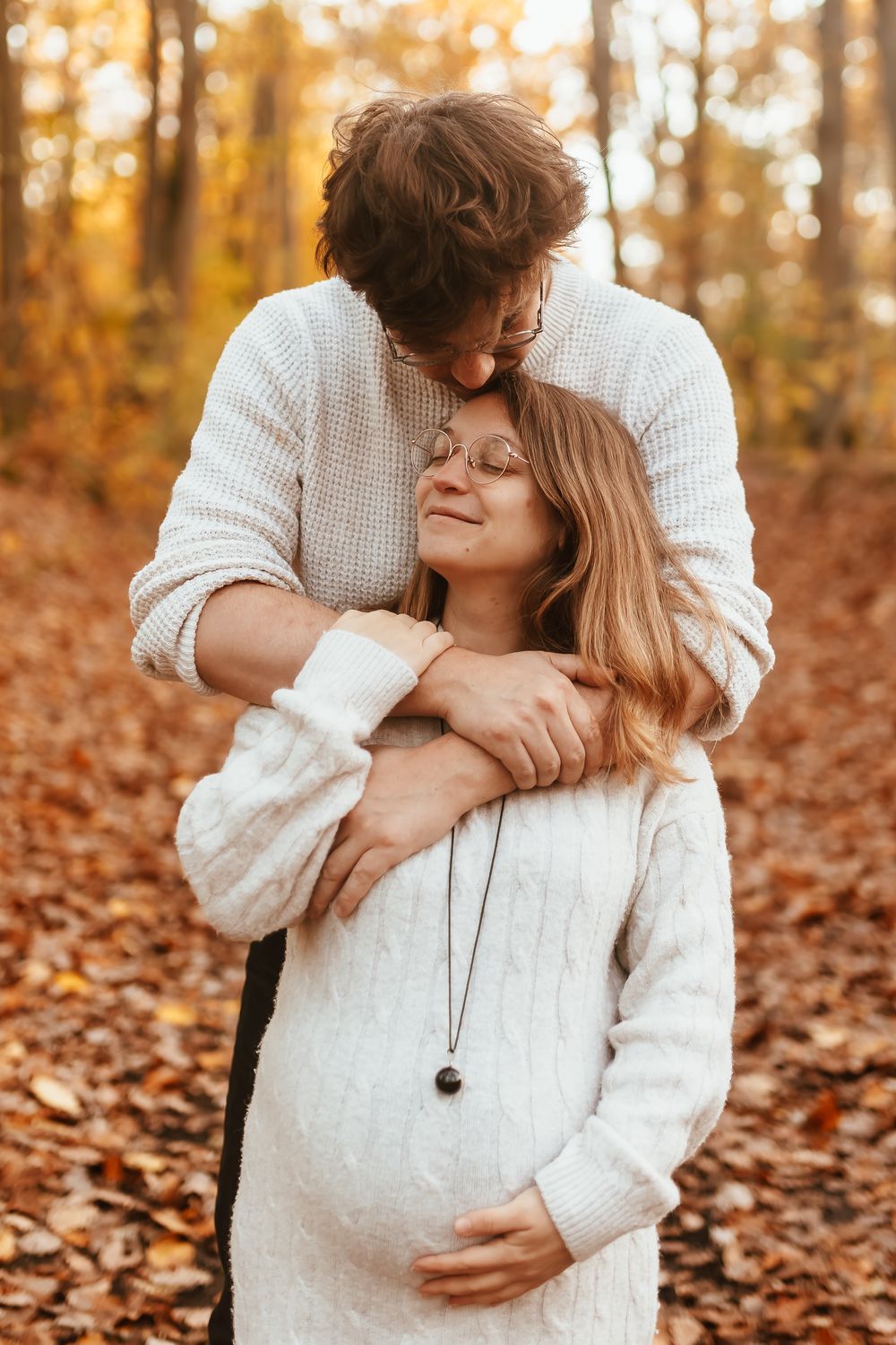 photo de couple grossesse dans la forêt