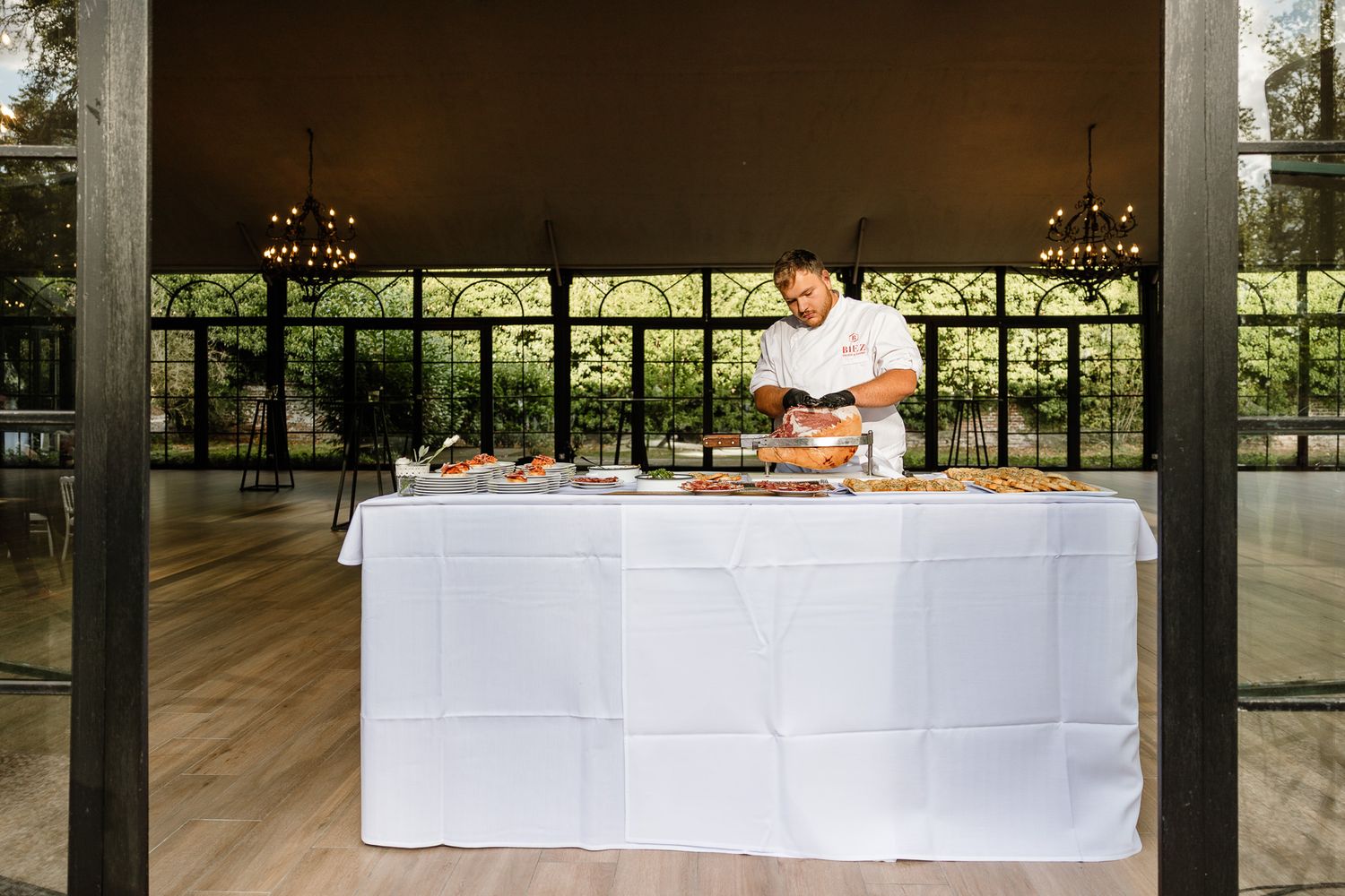 Atelier culinaire jambon serrano au chateau du Biez lors de la reception d'un mariage chic et elegant pres de Lille