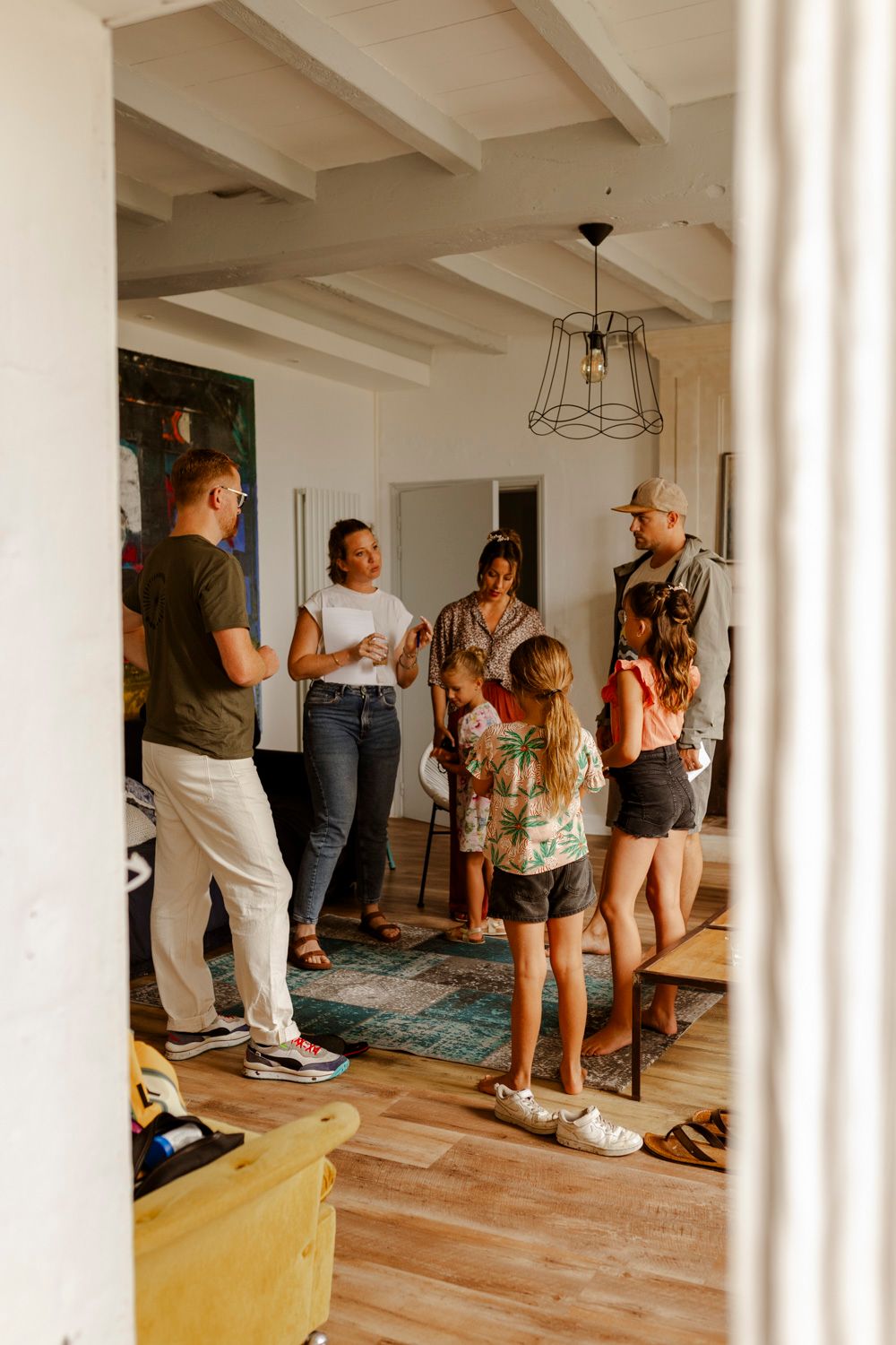 Mariés et leurs proches en plein préparatifs