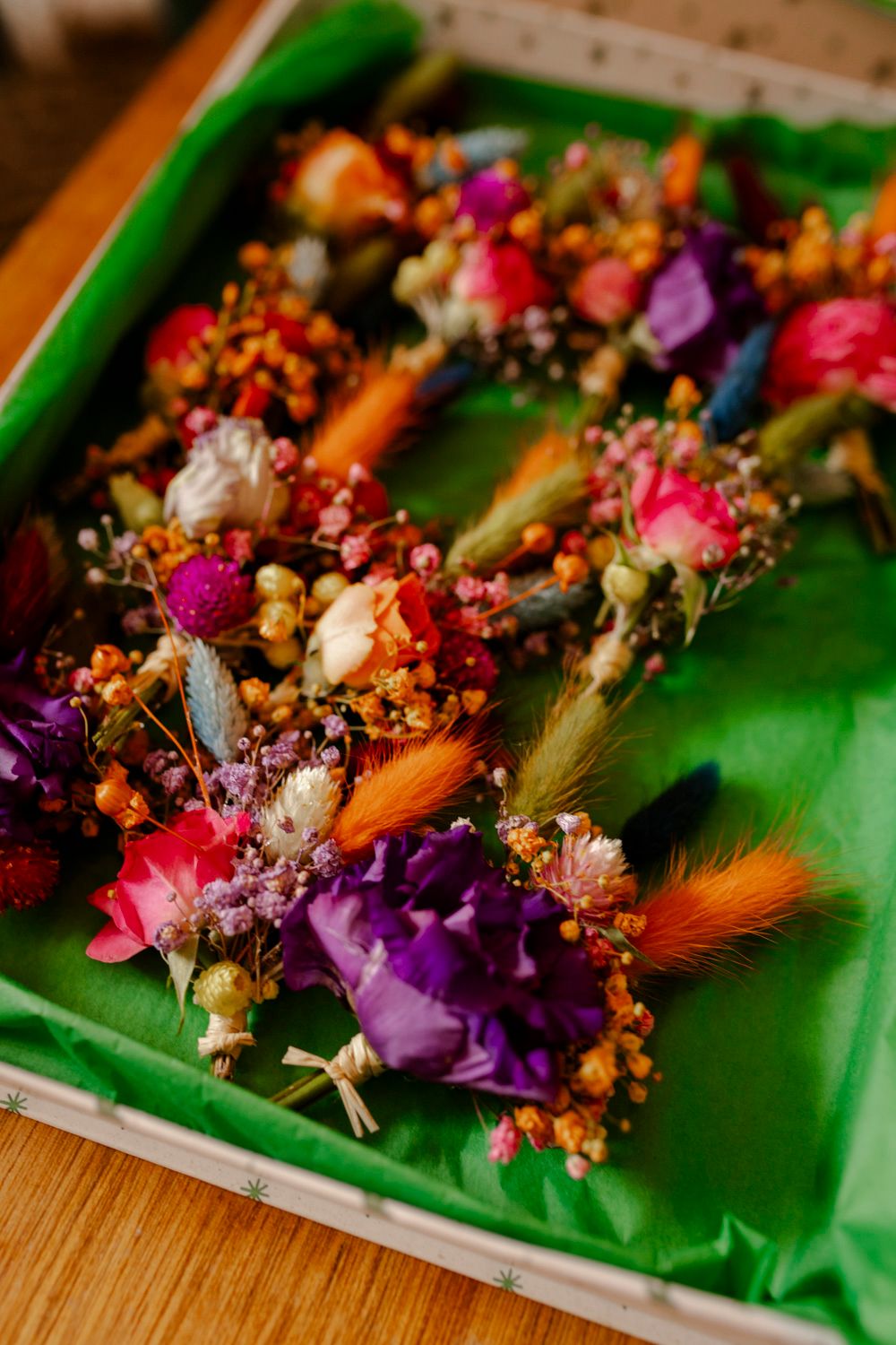 Boutonnières fleuries colorées