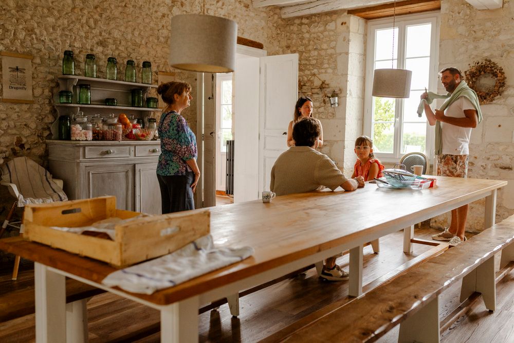 Logis de la Grosse Pierre, cuisine avec les invités préparant la journée