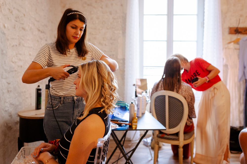 Coiffures des invités par une coiffeuse avec boucleur