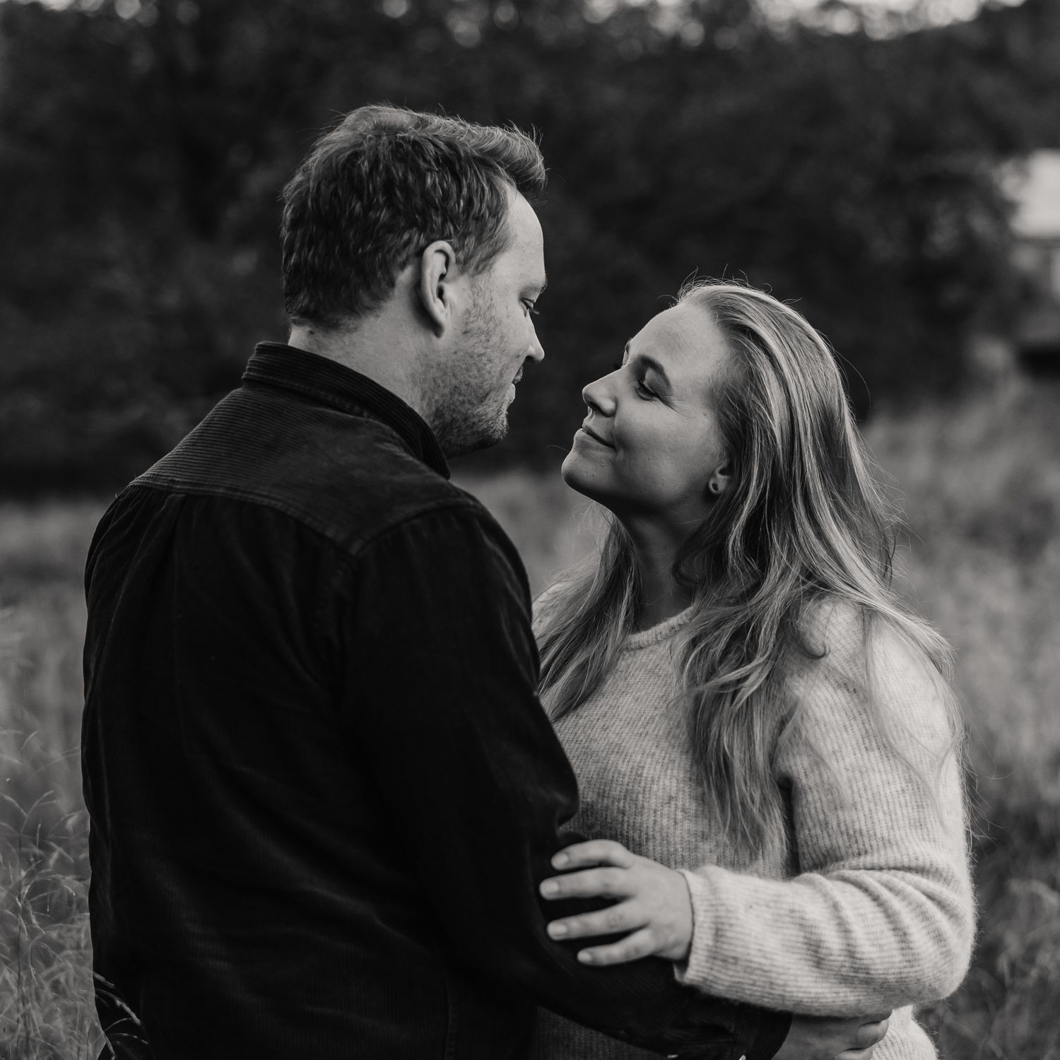 Svart/hvitt portrett av et nydelig par -forlovelsesfotografering tatt ved Høiland Gard