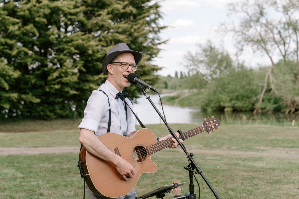A musician entertains guests at a Worcestershire wedding venue