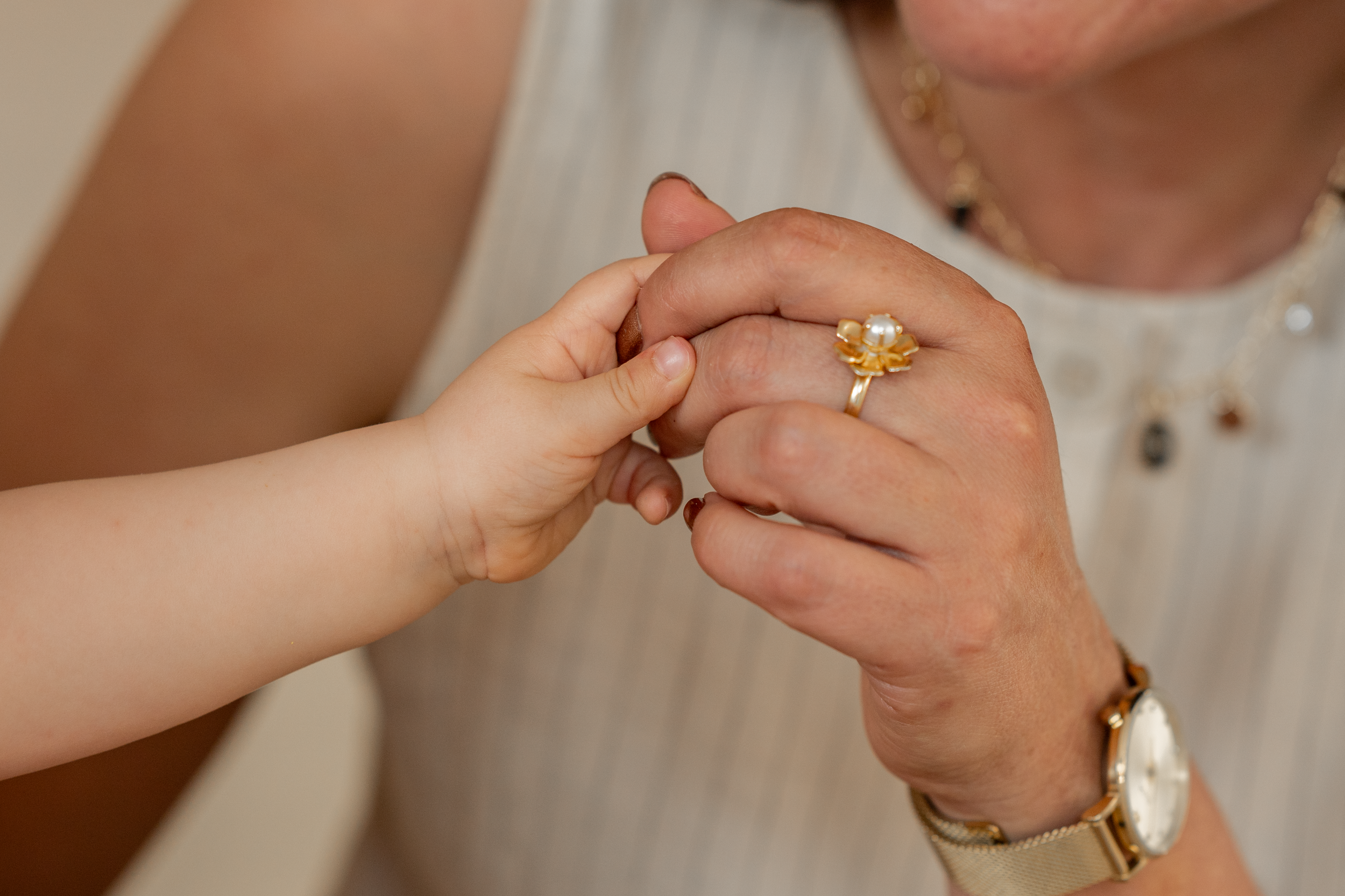 Détail de la main d'un enfant et la main d'un adulte