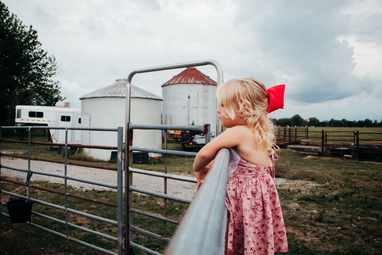 Paducah KY family photographer capturing candid family moments outdoors