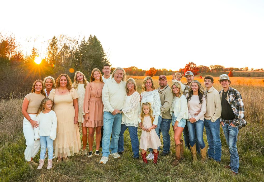 Extended family photos during golden hour with beige colors.