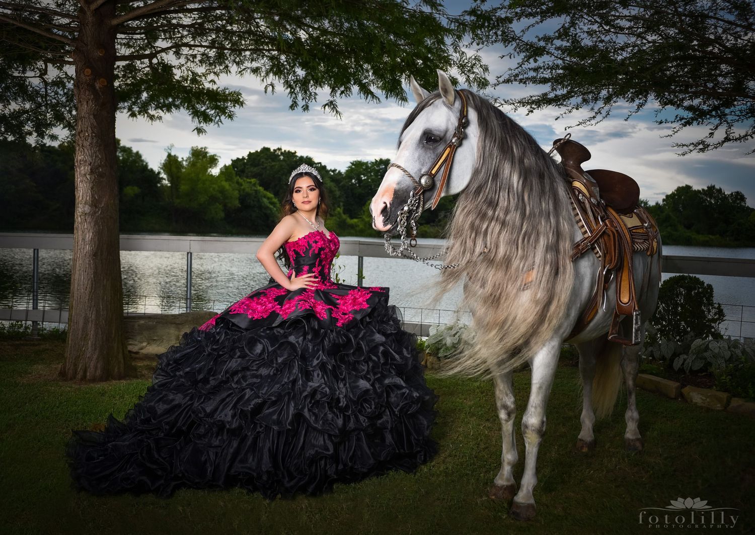 Fotografía artística de quinceañera en Dallas–Fort Worth con iluminación suave y composición pensada para pósteres.