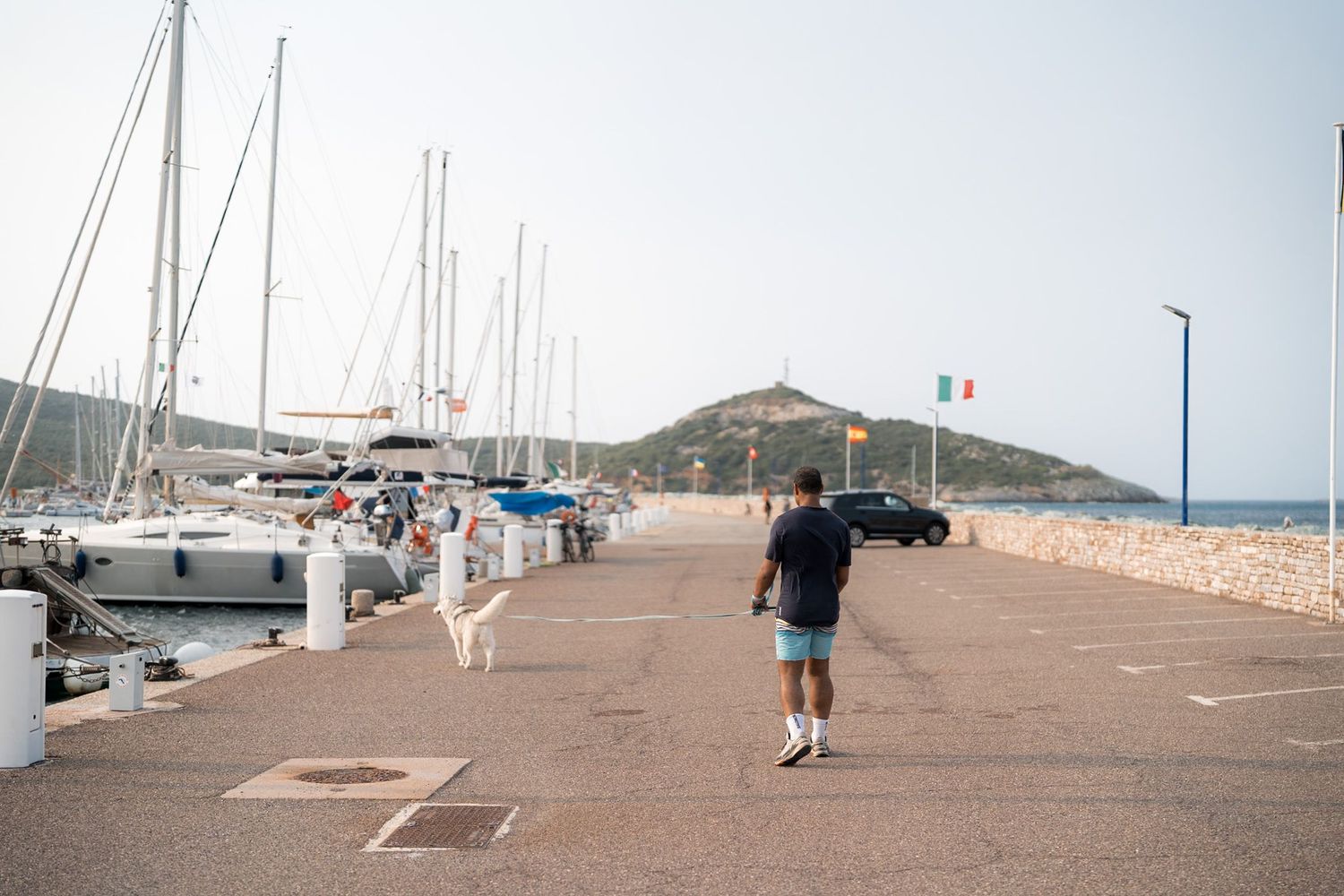 promeneur sur le port de macinaggio