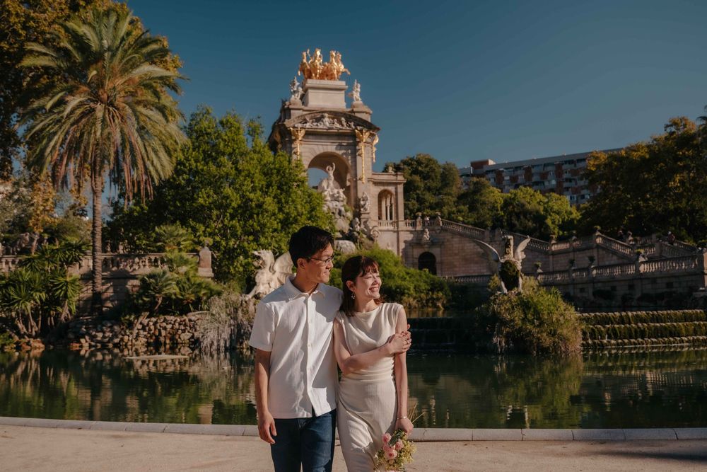 Joyful laughter shared between music lovers in Barcelona park.