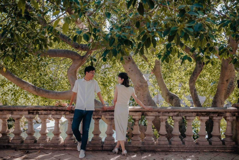 Couple walking towards the Cascada Monumental in Ciutadella Park.
