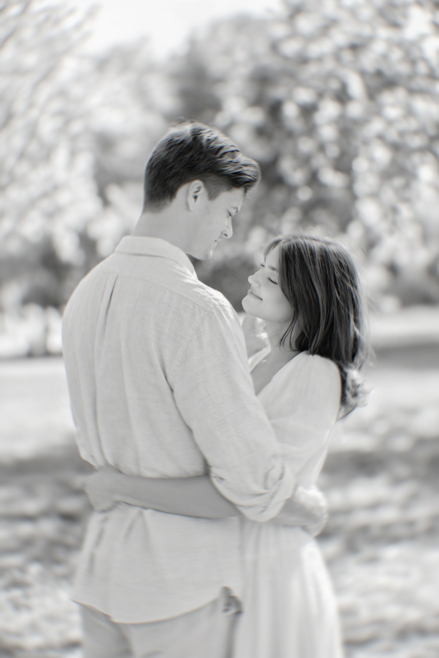 Romantic black-and-white engagement portrait of a couple embracing outdoors in Knoxville, Tennessee