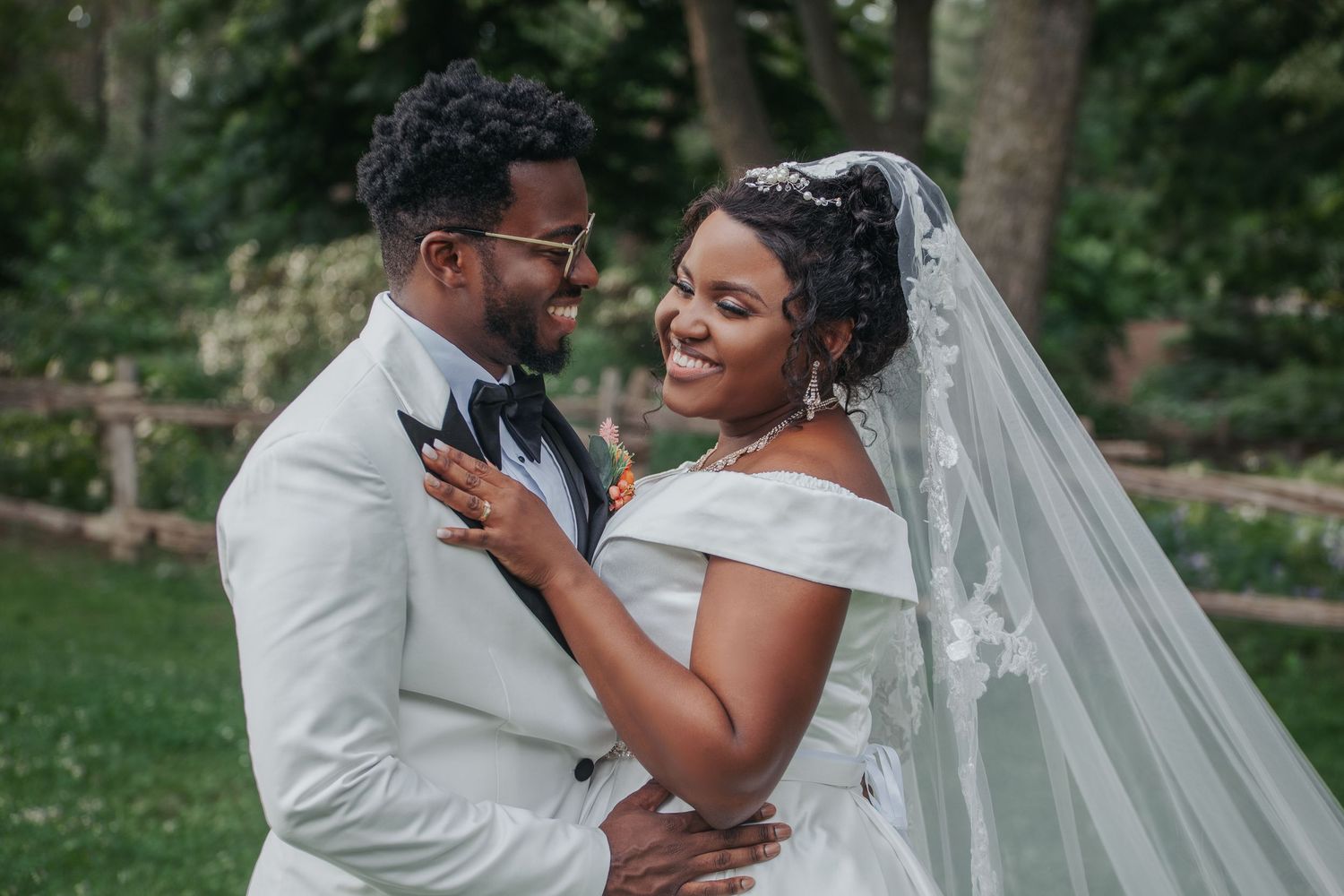 Photo de couple de mariage au style éditorial, soulignant la relation unique des mariés avec douceur et authenticité.
