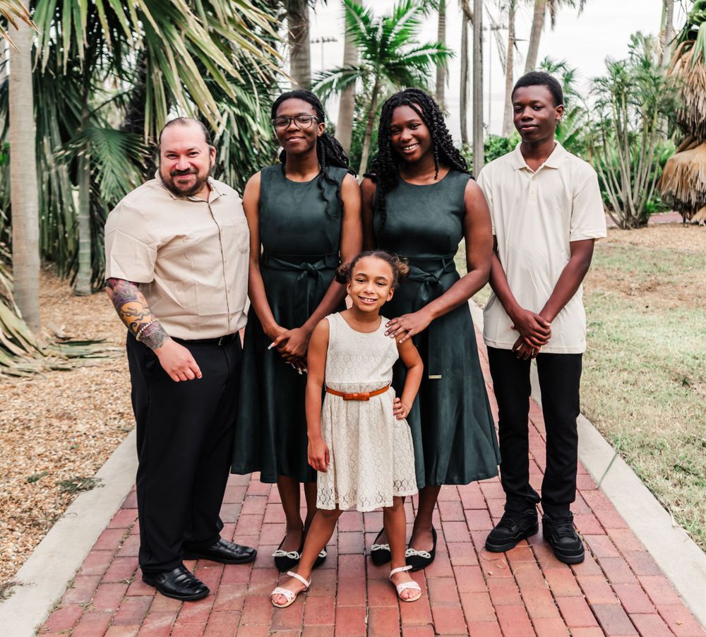Outdoor Family Session Gisela Kopsick Arboretum in Saint Petersburg, FL; Family posing together on brick path