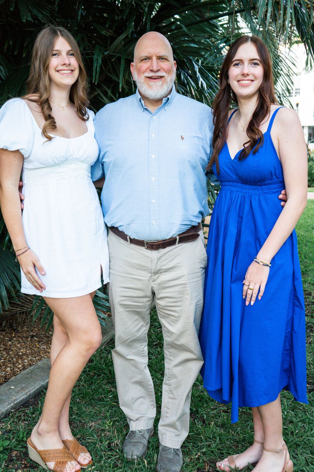 Outdoor Family Session Gisela Kopsick Arboretum in Saint Petersburg, FL; Father posing with daughters