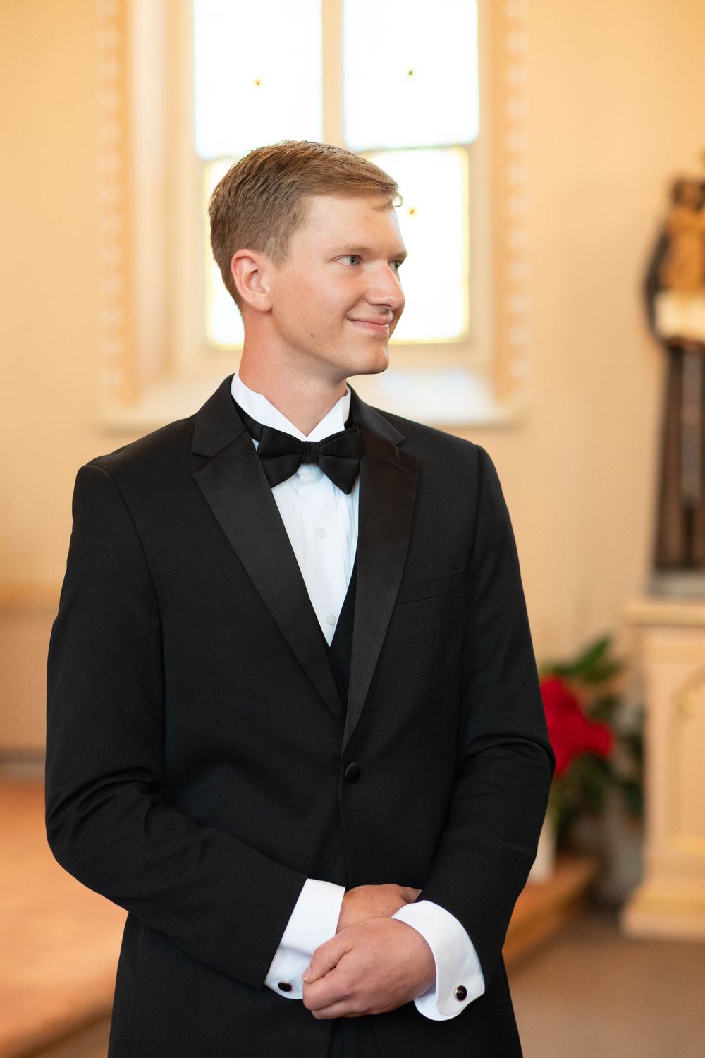 wedding photographer, St. Charles, Illinois, Edwardsville, St. Louis, Catholic Church, Sacrament, candid, mass, grooms reaction