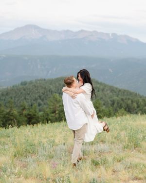 Romantic mountain meadow portraits with sweeping mountain views.