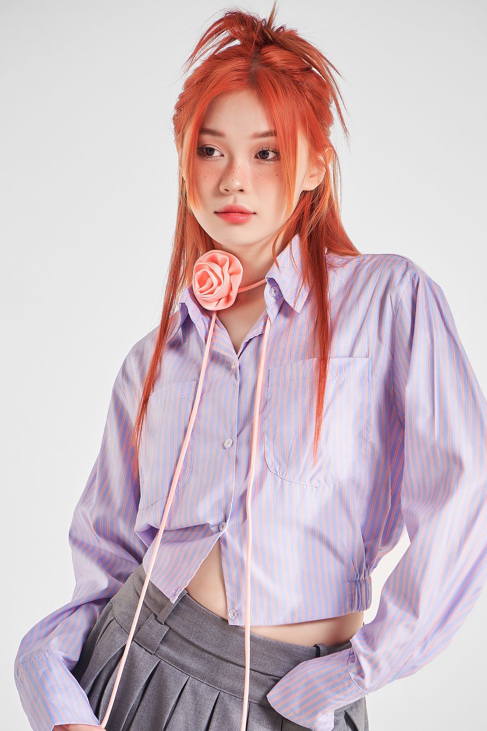 chụp ảnh lookbook thời trang nữ chân dung trong studio ánh sáng mềm Kstudio