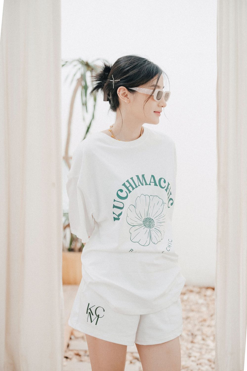 Chụp ảnh lookbook thời trang nữ phong cách lifestyle tự nhiên trong studio