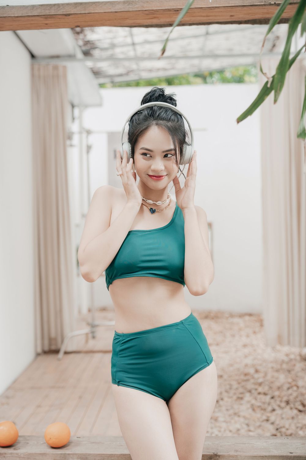 Chụp ảnh lookbook thời trang nữ đồ bơi phong cách lifestyle hiện đại