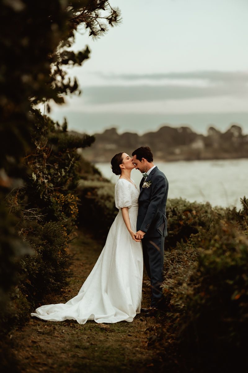 Séance couple entre deux mariés pour une mariage dans le Morbihan