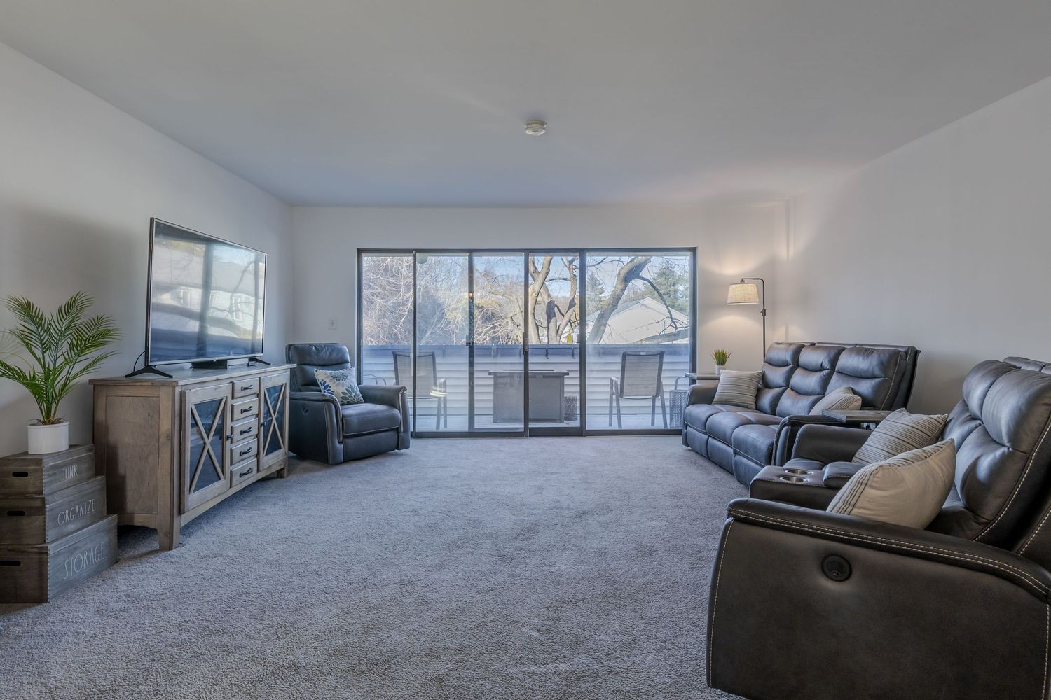 Apartment with huge living room in Hartford Connecticut area for rent or sale. Real Estate Photography and Airbnb.