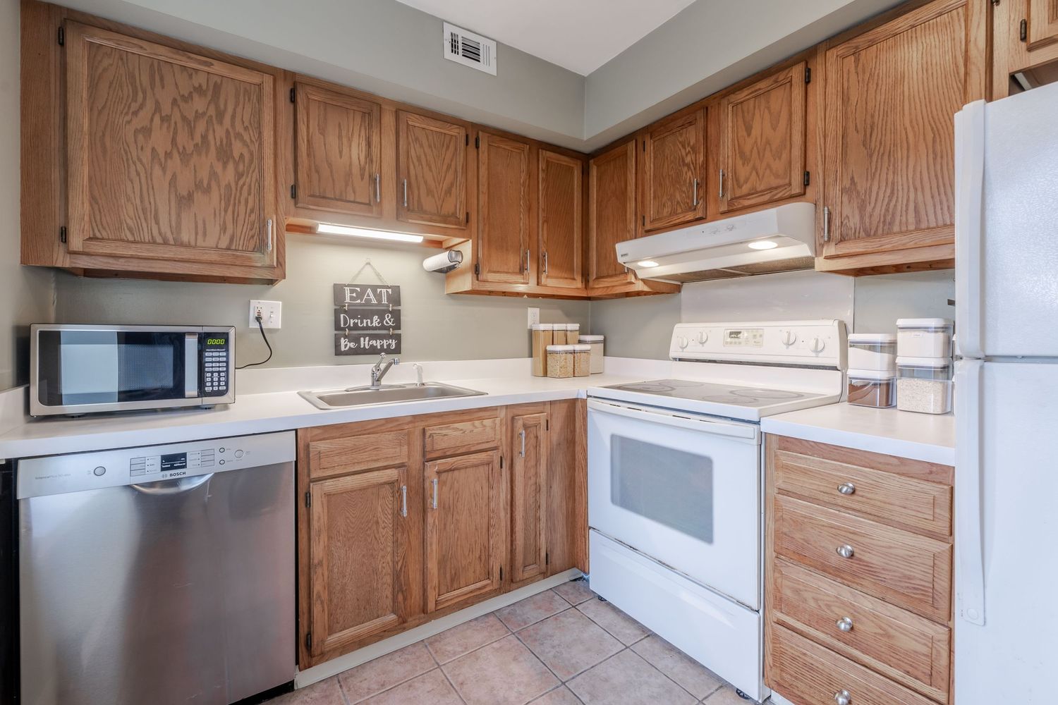 Lovely kitchen in an amazing condo in Hartford Connecticut. Real Estate Photography and Airbnb services.