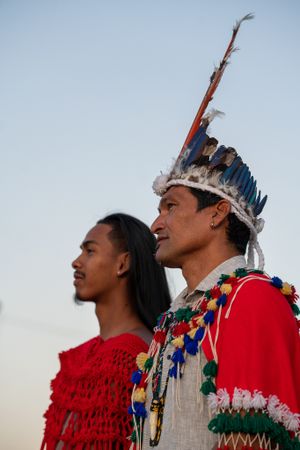 Portraits en coiffe de plumes lors de la Journée des peuples autochtones en Guyane