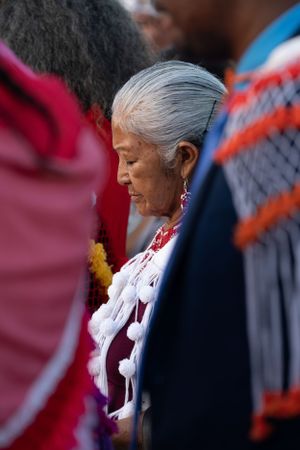 Femme âgée en tenue traditionnelle lors d'une célébration en Guyane