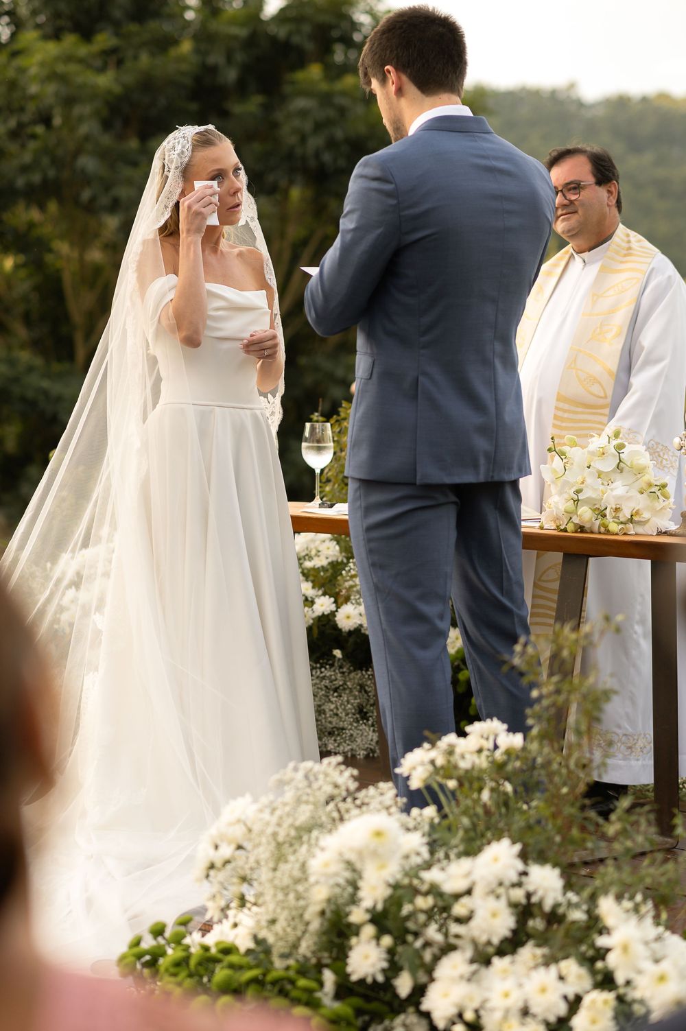 Cerimônia emocionante em casamento ao ar livre na Fazenda Santa Maria