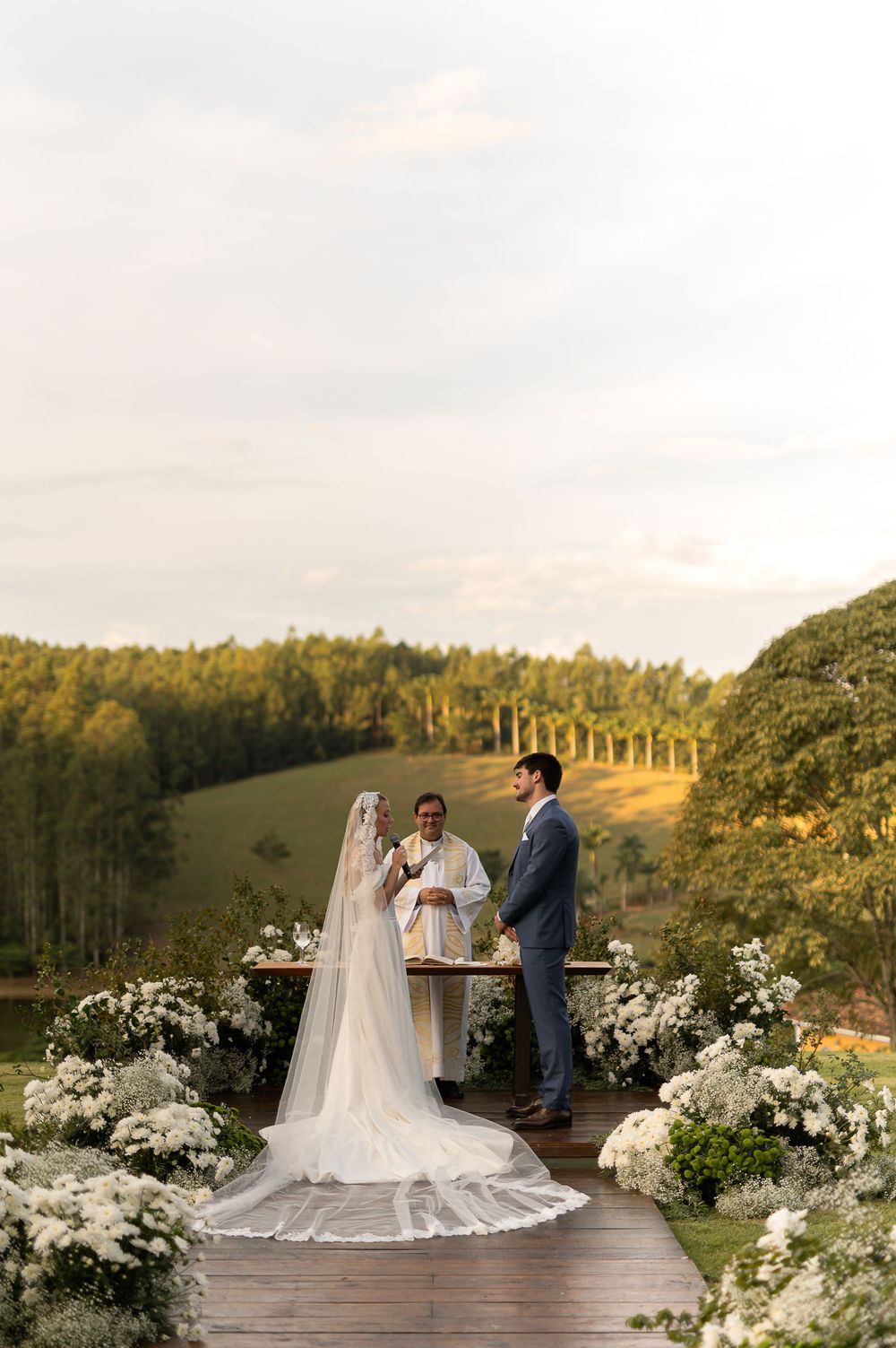 Cerimônia emocionante em casamento ao ar livre na Fazenda Santa Maria