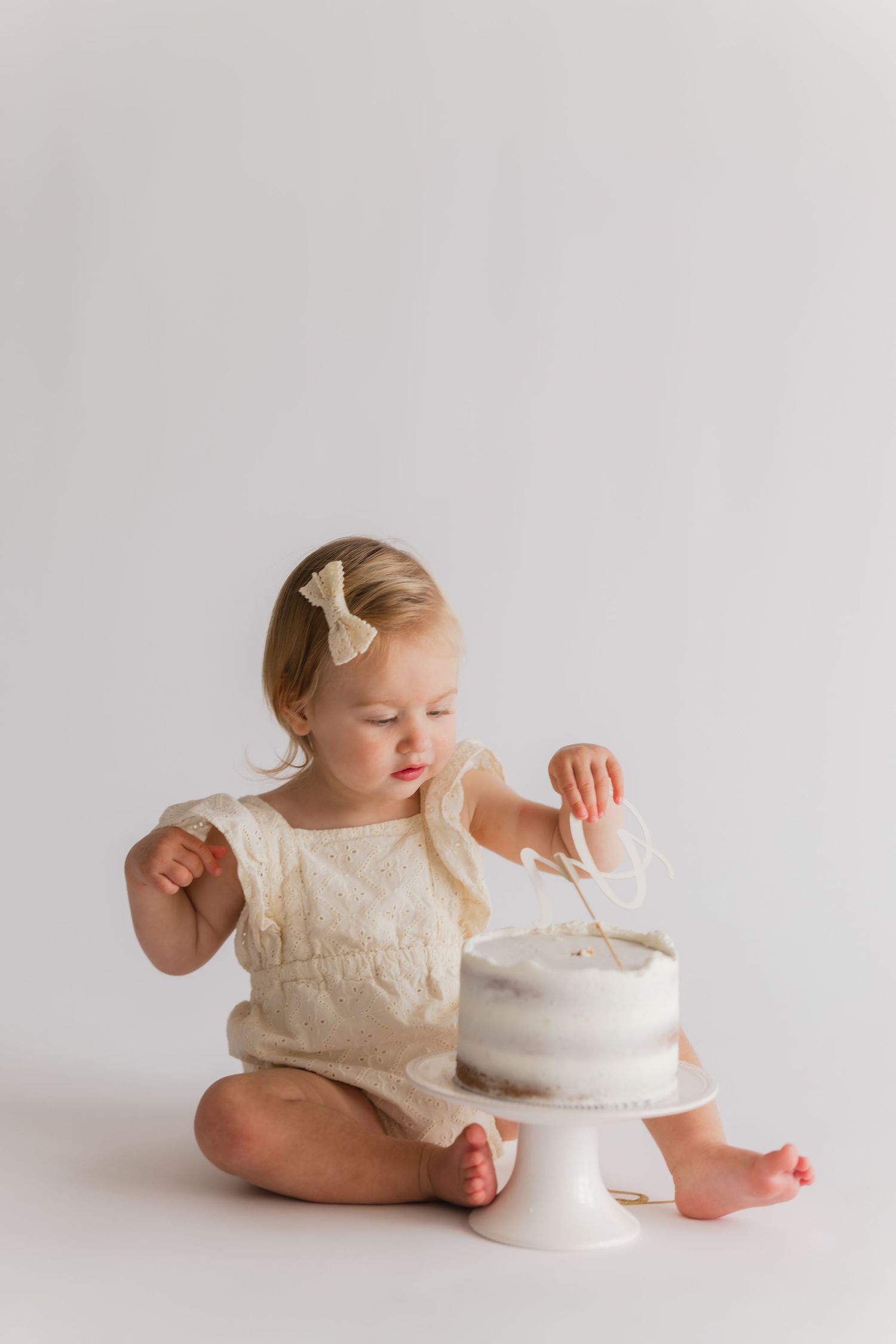 Cake smash session in Zionsville, Indiana studio