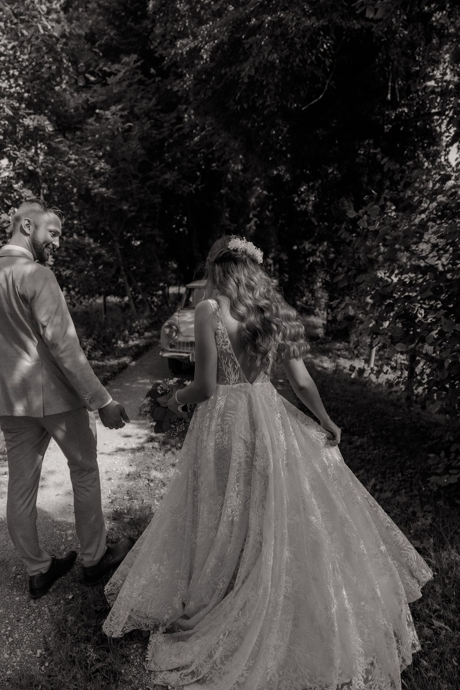 Heiraten mit Oldtimer. Brautpaarshooting auf Schloss Neuburg an der Kammel.