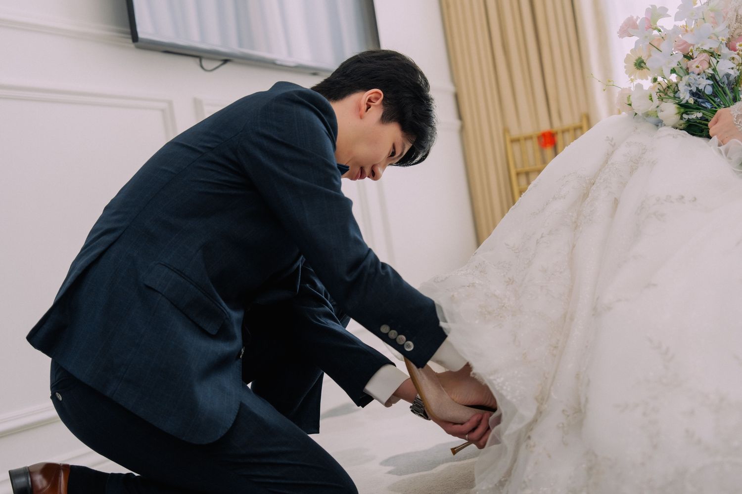 新郎低身替新娘穿上婚鞋