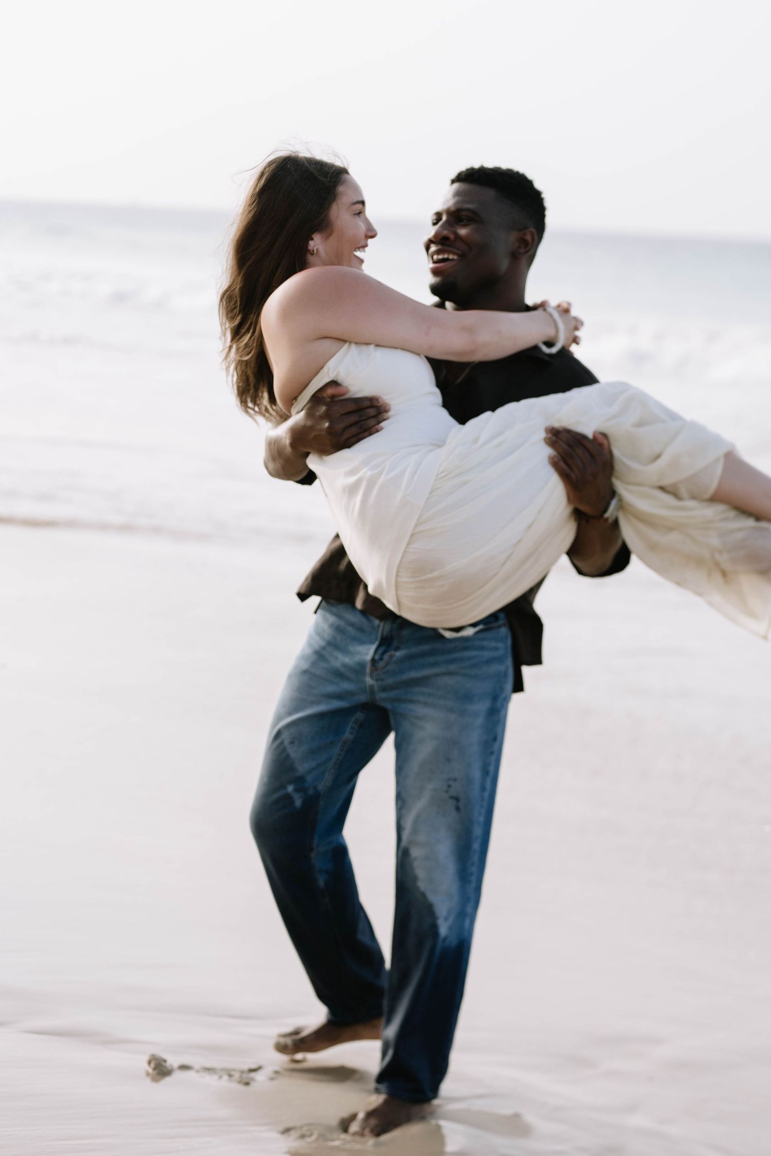 Fotografía para parejas en Punta Cana y Cap Cana capturando momentos reales con una estética elegante y atemporal.