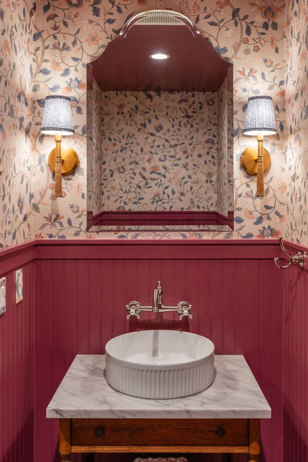 power bath with pink walls and wallpaper
