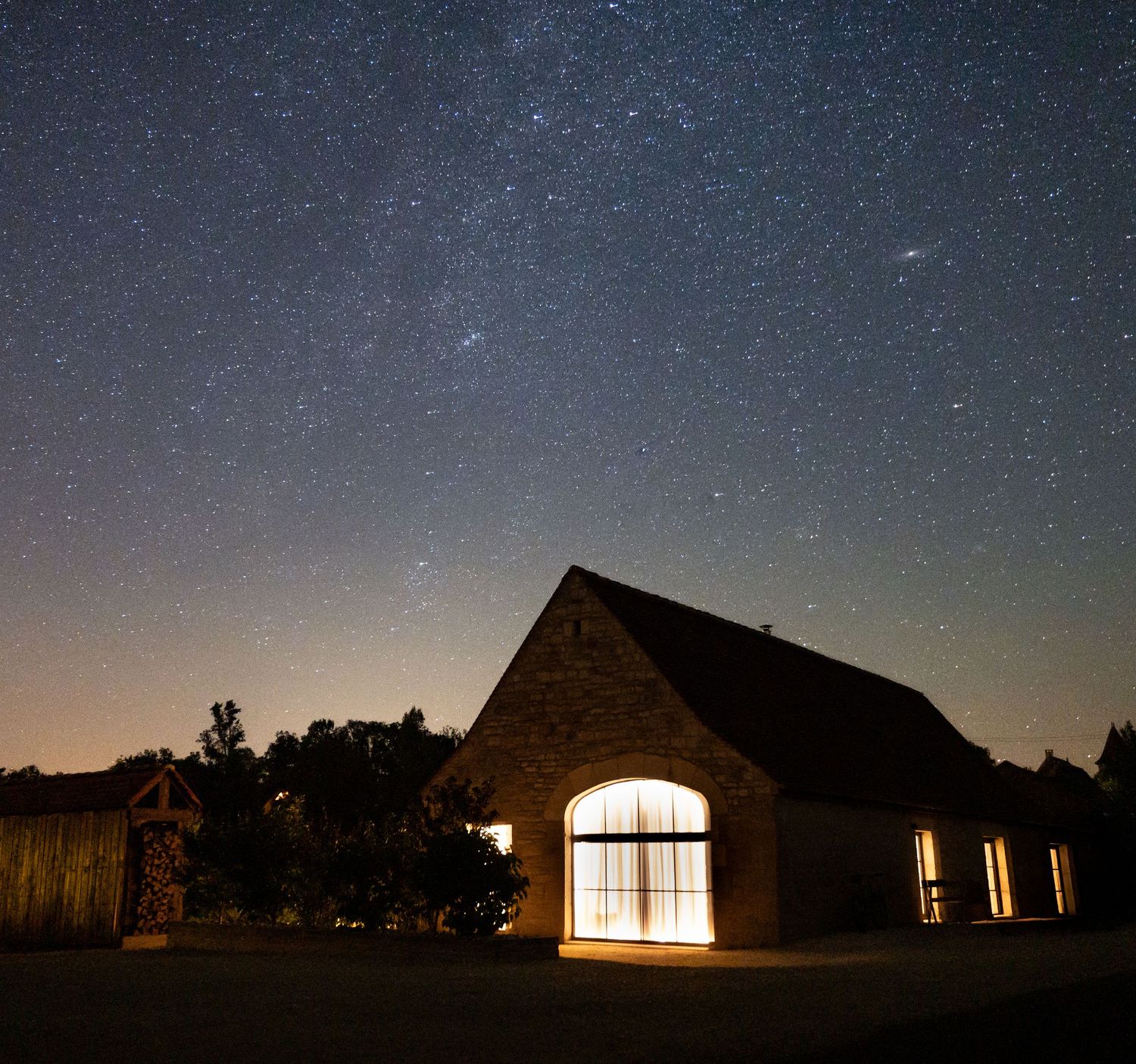 Maison contemporaine éclairée en soirée sous un ciel nocturne dégagé