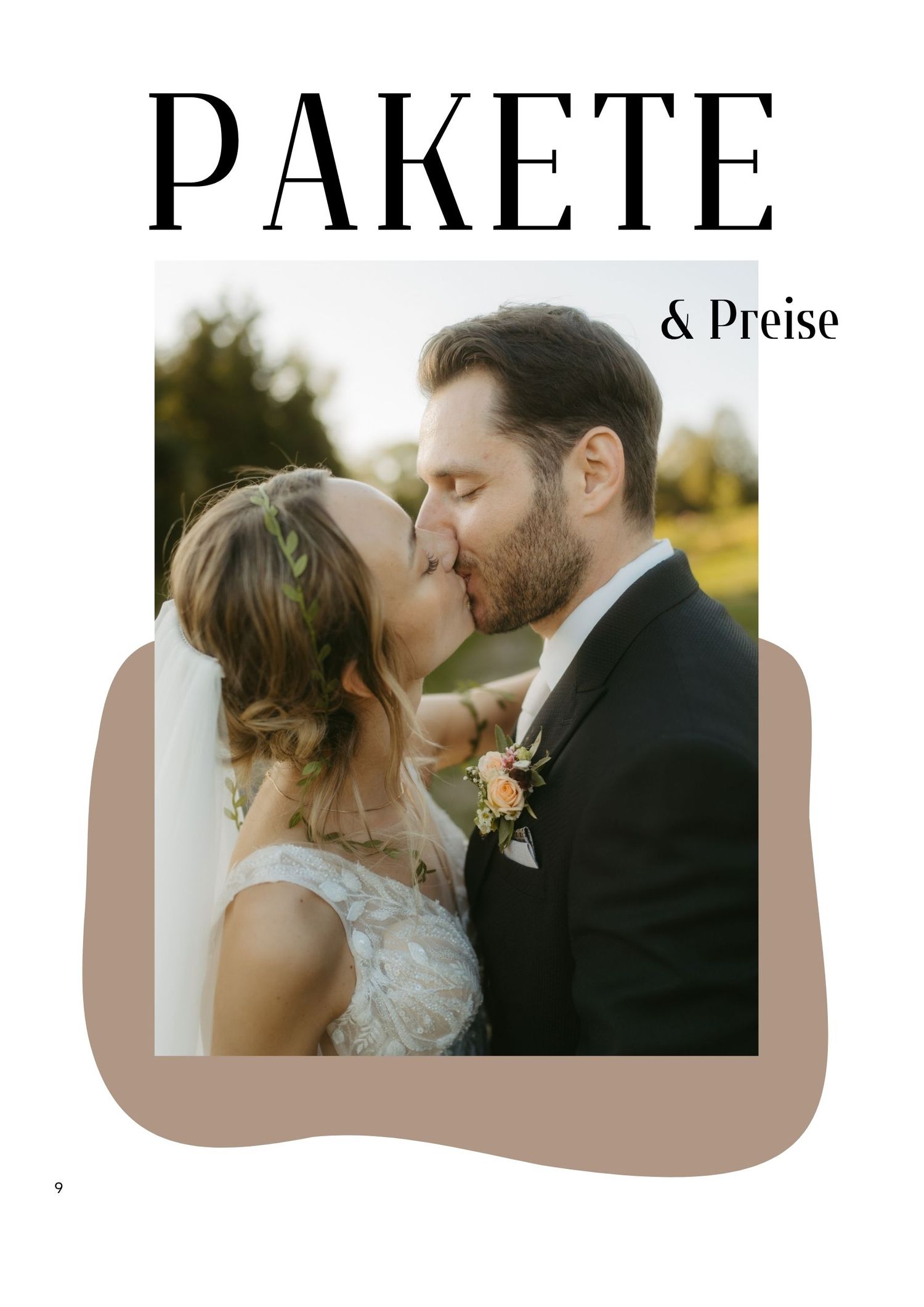 A bride and groom share a romantic kiss outdoors, with text reading Pakete and Preise on a wedding photography pricing guide.