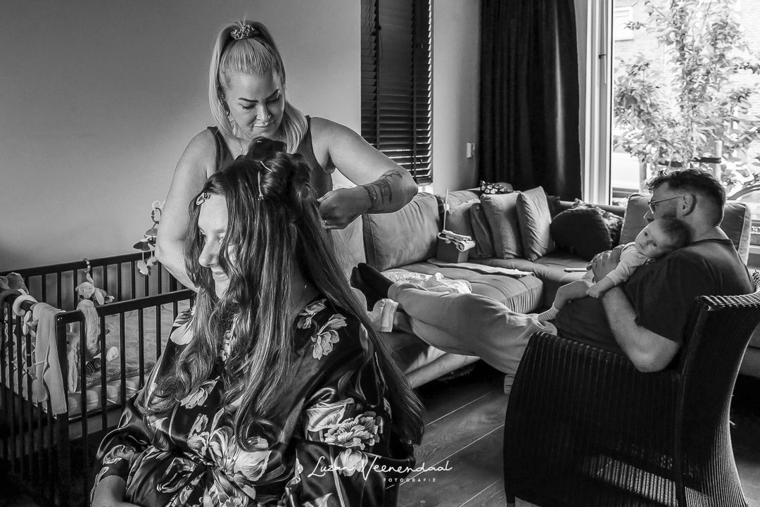 De haren van Danielle worden thuis in Wormerveer gekruld op de achtergrond zit Dave met de baby op schoot