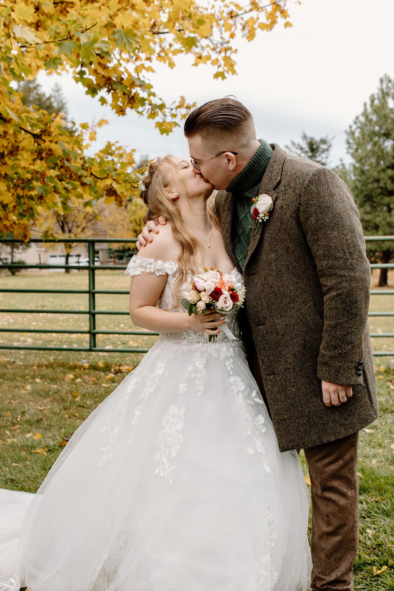 October wedding in rainy weather in Summerville, Oregon