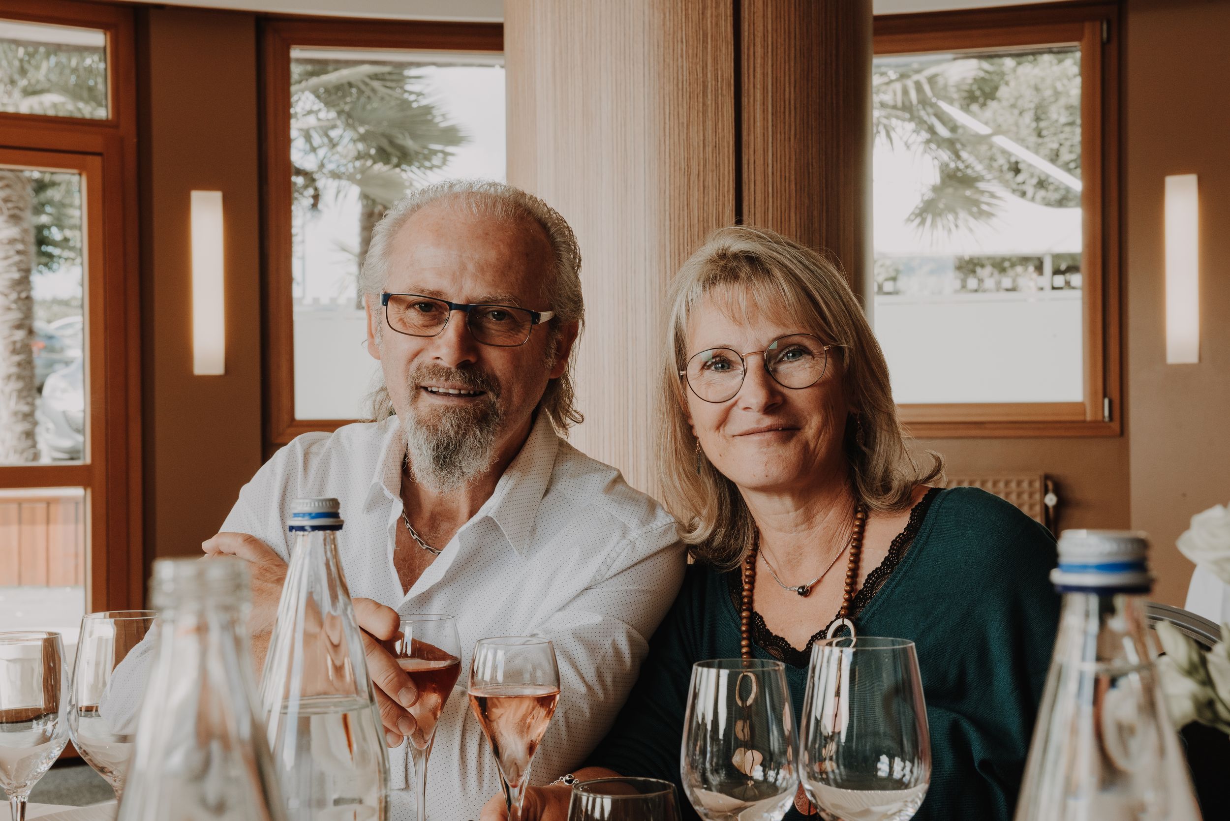 Couple célébrant ses 60 ans de mariage entouré de sa famille