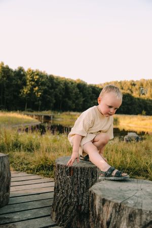 Speelse peuter tijdens gezinsshoot | Gezinsshoot West-Vlaanderen