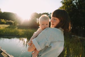 Mama met haar baby aan de vijver | Gezinsshoot West-Vlaanderen