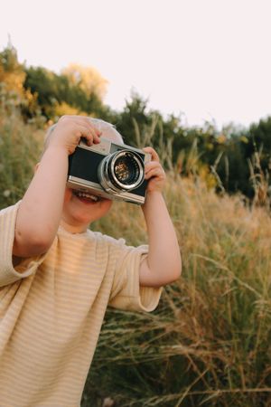 Speelse peuter tijdens gezinsshoot | Gezinsshoot West-Vlaanderen