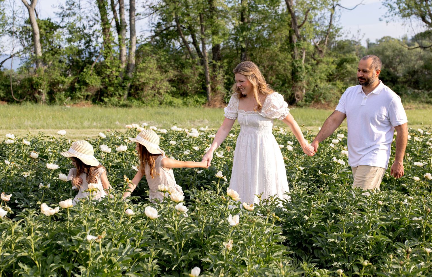 Waynesboro, Virginia lifestyle photographer capturing outdoor family portraits. Cherish authentic moments and freeze memories.