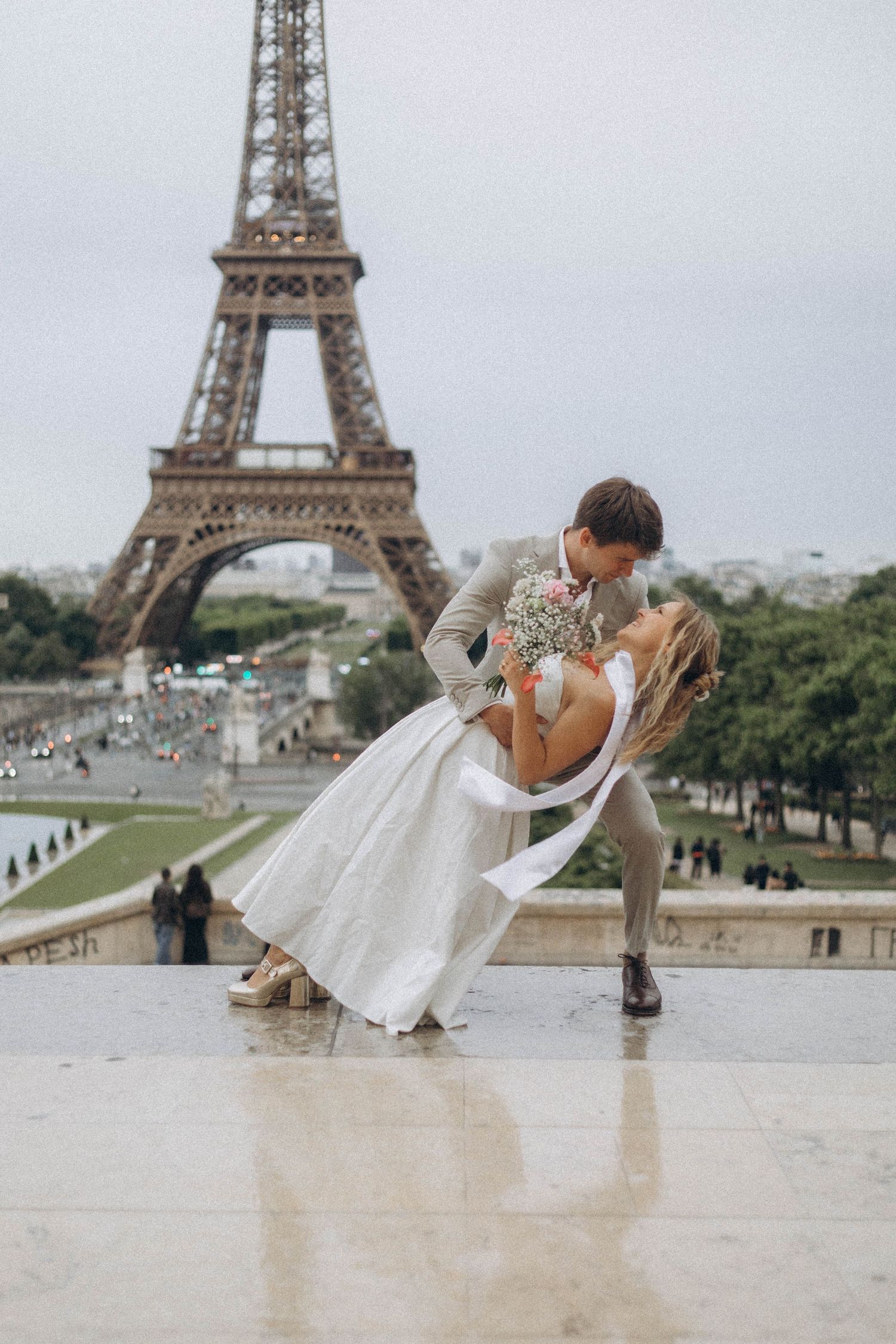 Wedding photoshoot at Trocadéro Paris - Léa Charra