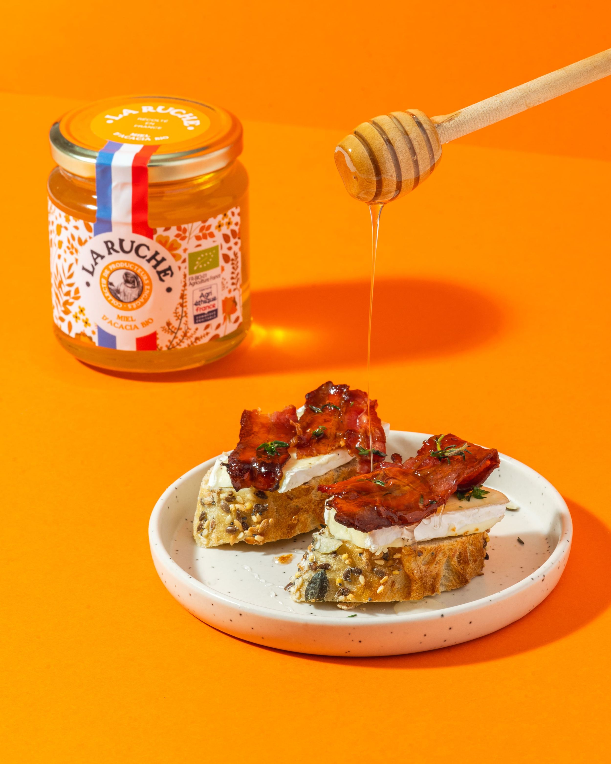 Extrait d'un shooting réalisé pour la marque de miels La Ruche par la photographe culinaire Mélanie Rousselle. Shooting en studio.